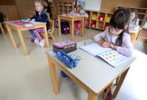 OTROCI PONOVNO V ŠOLI 08 FOTO LJUBO VUKELIČ